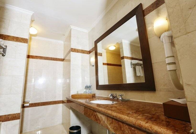 جناح, Santika Pontianak