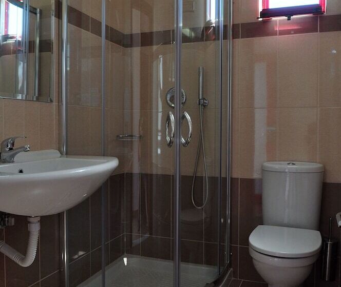 スタンダードスタジオ, Sandy S Studios Apartments & Log Villas