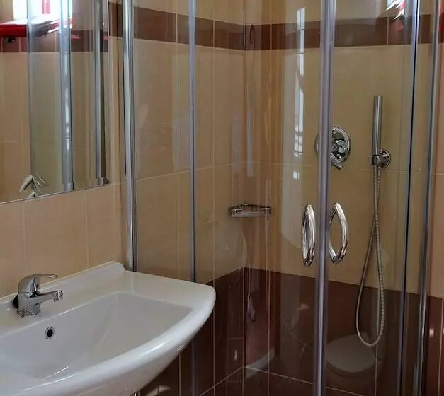 استودیوی استاندارد, Sandy S Studios Apartments & Log Villas