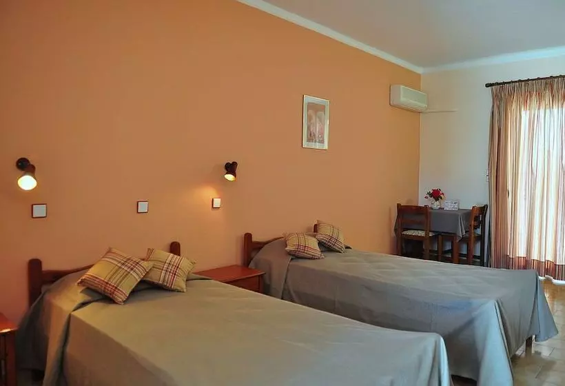 استودیوی استاندارد, Sandy S Studios Apartments & Log Villas