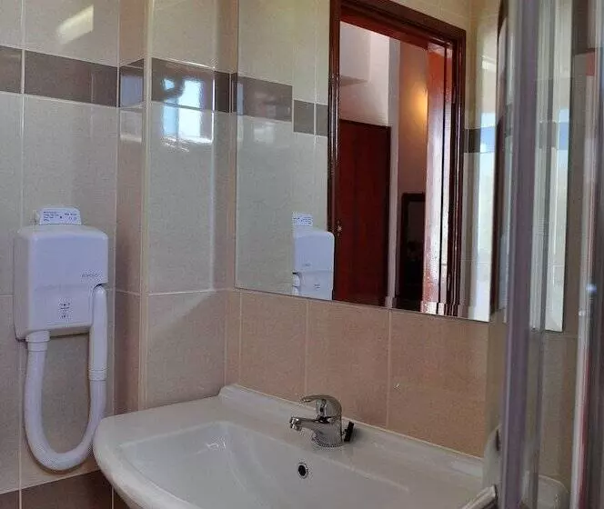 استودیوی استاندارد, Sandy S Studios Apartments & Log Villas