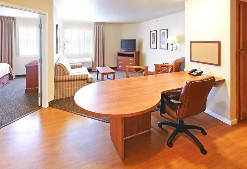 キングサイズベッドのスイートルーム, Candlewood Suites Fayetteville, An Ihg