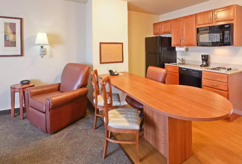 キングサイズベッドのスイートルーム, Candlewood Suites Fayetteville, An Ihg