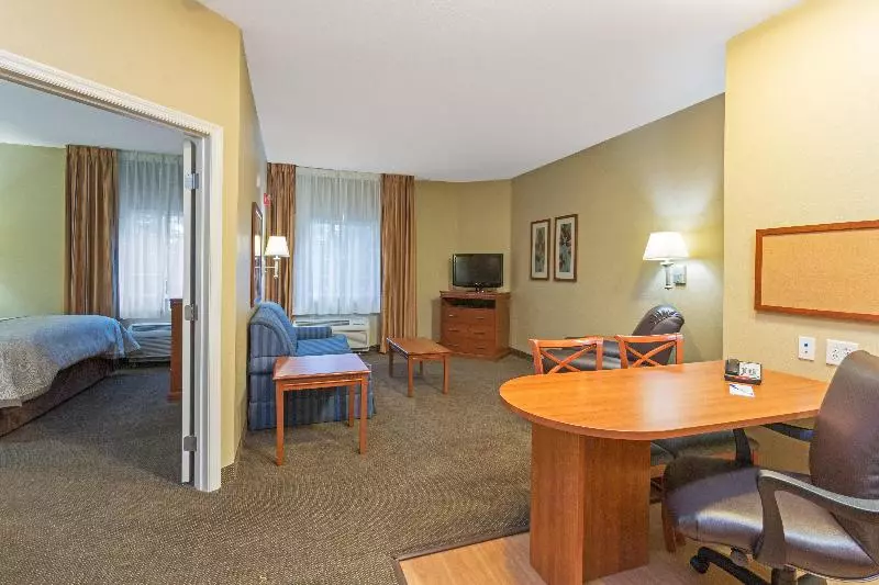 キングサイズベッドのスイートルーム, Candlewood Suites Tallahassee, An Ihg
