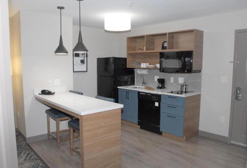 מיטת קינג בסוויטה, Candlewood Suites Tallahassee, An Ihg