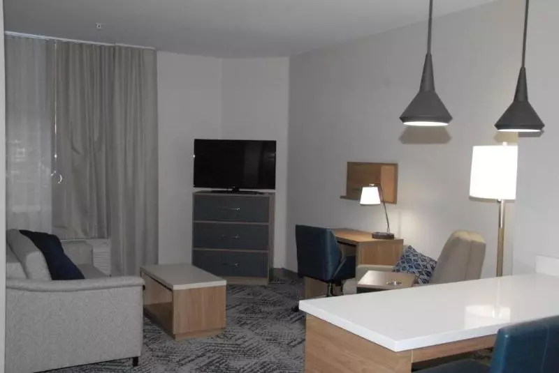 キングサイズベッドのスイートルーム, Candlewood Suites Tallahassee, An Ihg