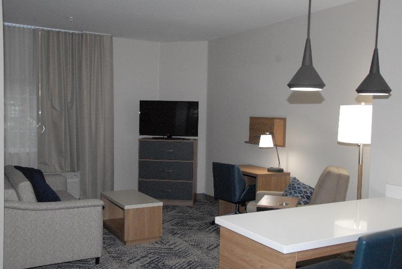 キングサイズベッドのスイートルーム, Candlewood Suites Tallahassee, An Ihg