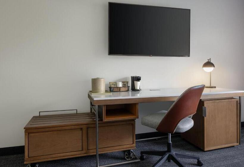 غرفة قياسية سرير كينج, Courtyard Edison Woodbridge