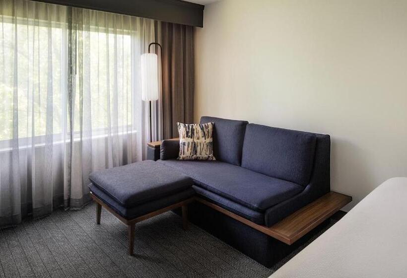 غرفة قياسية سرير كينج, Courtyard Edison Woodbridge