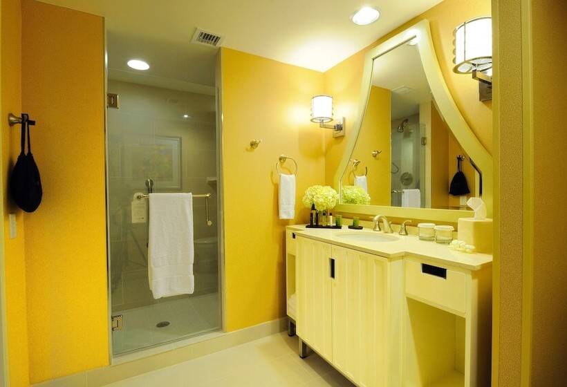 מיטת קינג בסוויטה, Embassy Suites Houston Downtown