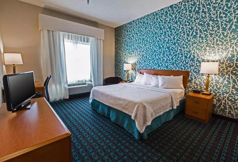 キングサイズベッドのスタンダードルーム, Fairfield Inn & Suites Toledo North