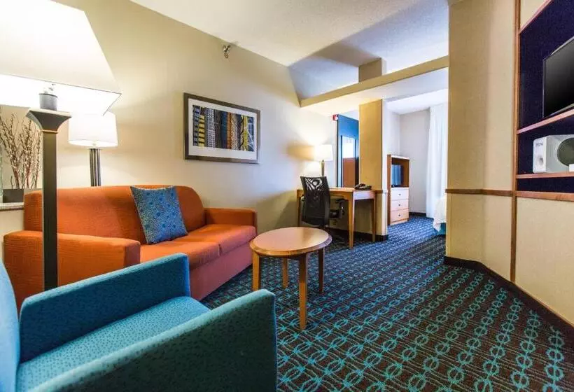 キングサイズベッドのスイートルーム, Fairfield Inn & Suites Toledo North