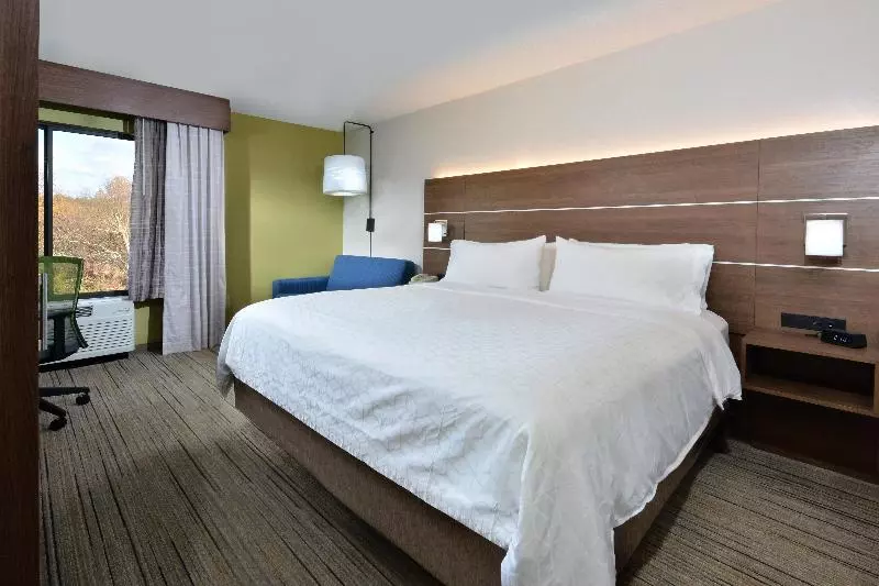 キングサイズベッドのスタンダードルーム, Holiday Inn Express Raleigh Durham Airport, An Ihg