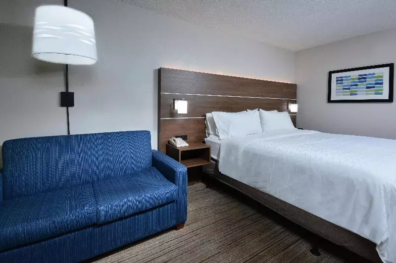 キングサイズベッドのスタンダードルーム, Holiday Inn Express Raleigh Durham Airport, An Ihg