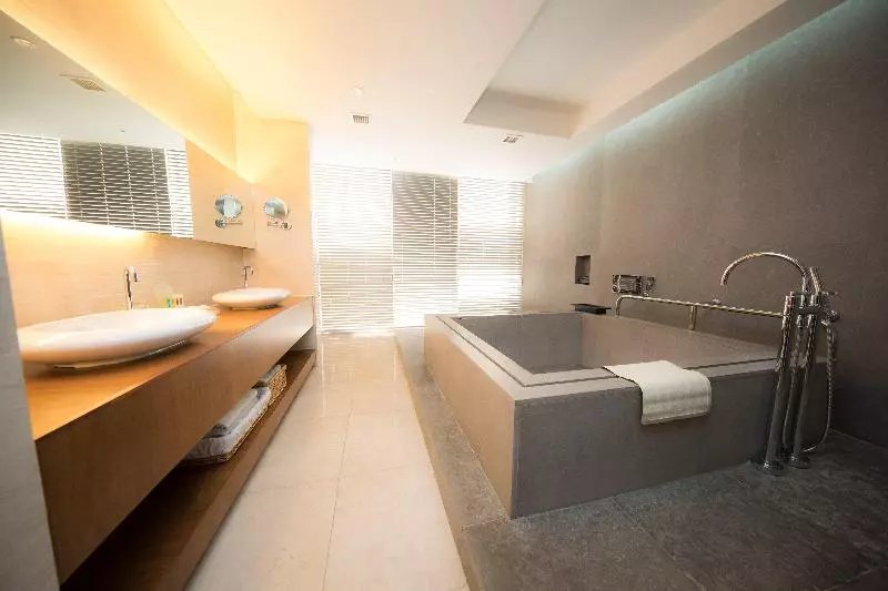 キングサイズベッドのスイートルーム, Holiday Inn Gwangju, An Ihg