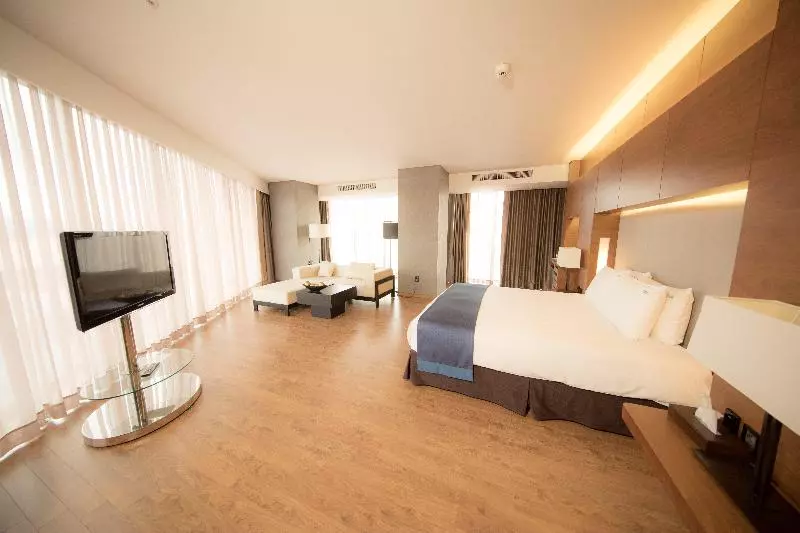 キングサイズベッドのスイートルーム, Holiday Inn Gwangju, An Ihg