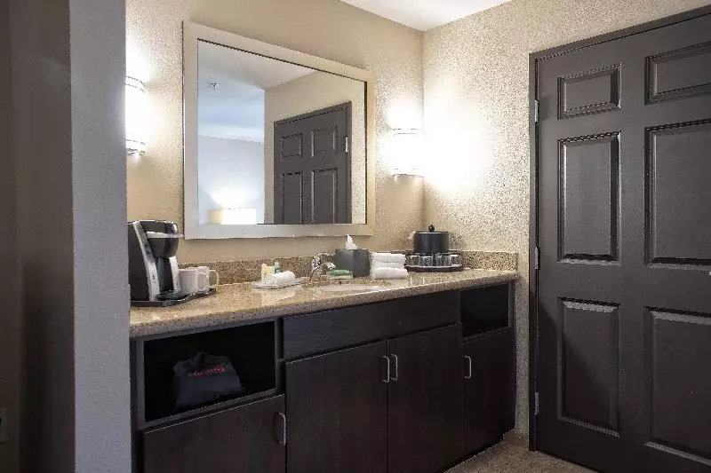 سوئیت با تخت بزرگ, Holiday Inn Oceanside Marina Camp Pendleton, An Ihg