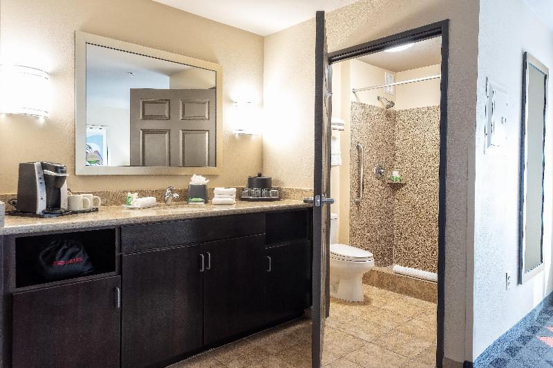 스위트 킹사이즈 침대, Holiday Inn Oceanside Marina Camp Pendleton, An Ihg