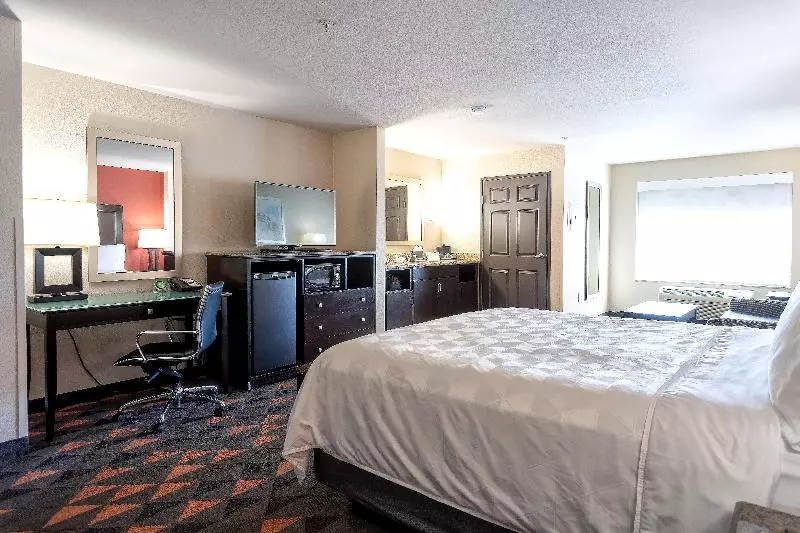 اتاق لوکس, Holiday Inn Oceanside Marina Camp Pendleton, An Ihg