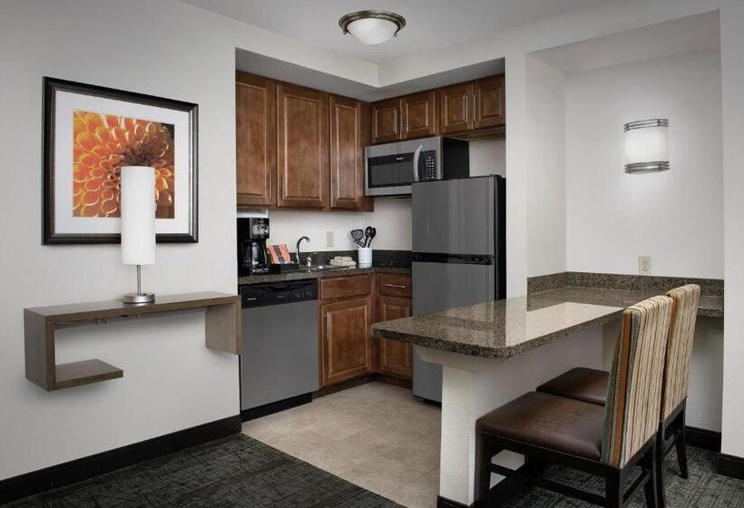 מיטת קינג בסוויטה, Staybridge Suites Greenville I 85 Woodruff Road, An Ihg