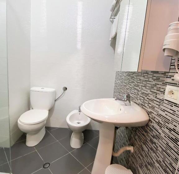 غرفة قياسية مطلّة علي البحر, Virginia