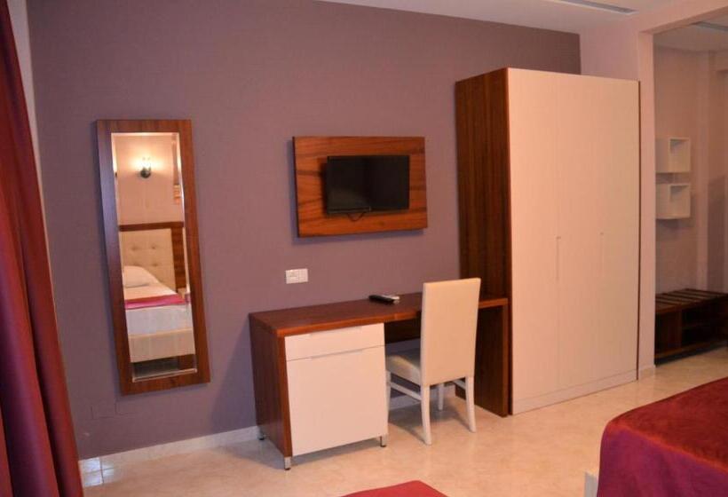 غرفة قياسية مطلّة علي البحر, Virginia