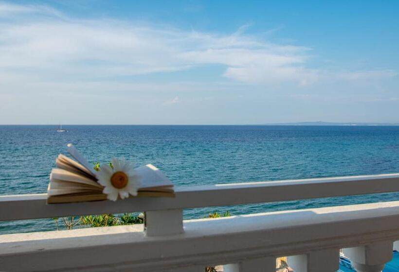 Family flat with sea view, Agoulos Beach