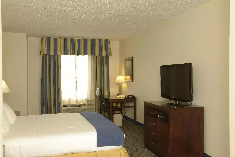 キングサイズベッドのスタンダードルーム, Holiday Inn Express & Suites Wilson Downtown, An Ihg