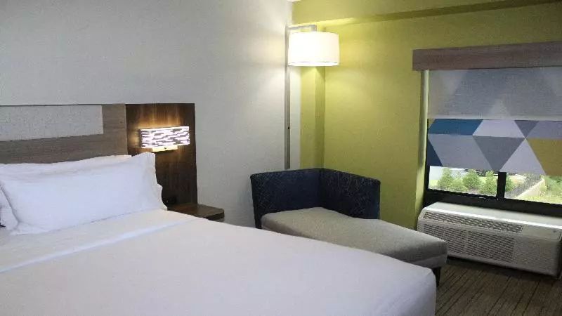 キングサイズベッドのスタンダードルーム, Holiday Inn Express & Suites Wilson Downtown, An Ihg