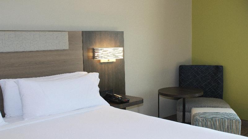 장애인을 위한 킹사이즈 침대 스탠다드 룸, Holiday Inn Express & Suites Wilson Downtown, An Ihg
