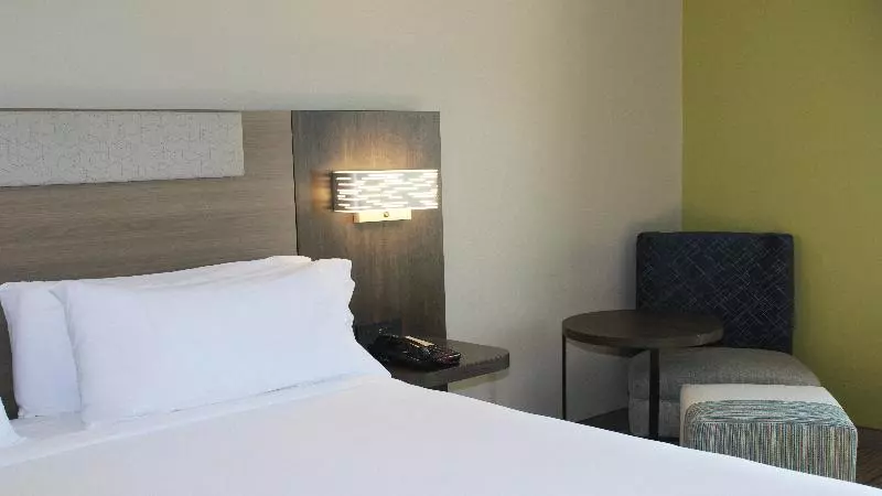 身障者適用キングサイズベッドルーム, Holiday Inn Express & Suites Wilson Downtown, An Ihg