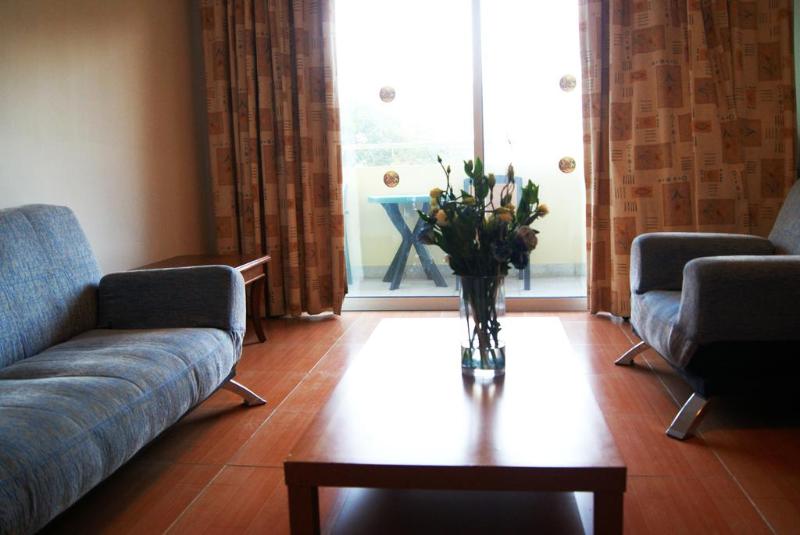 חדר משפחתי, M. Moniatis