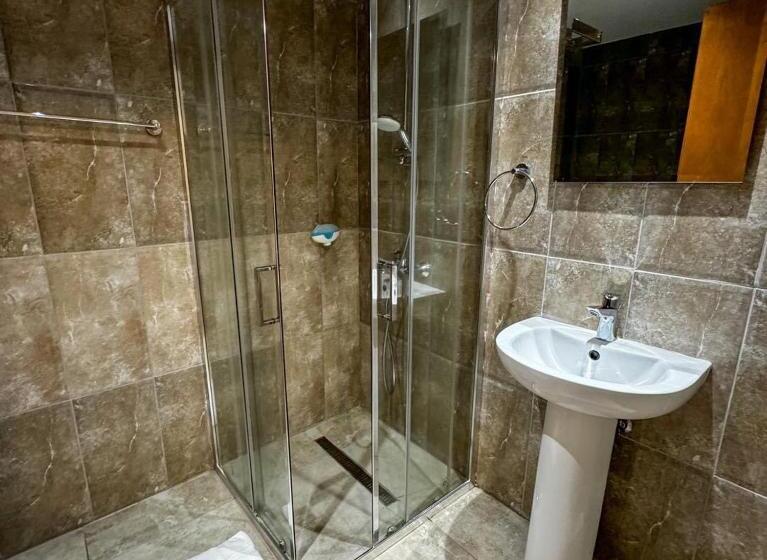 חדר סטנדרט לשלושה, M. Moniatis