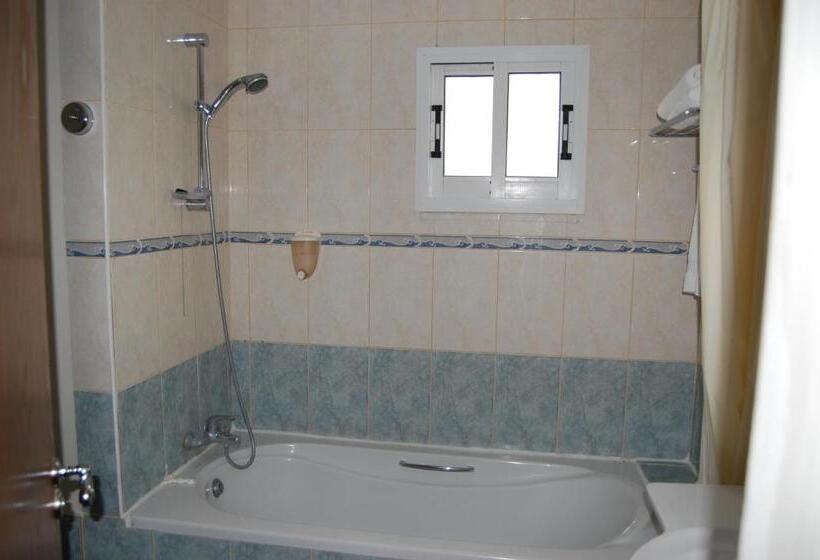 חדר סטנדרט לשלושה, M. Moniatis