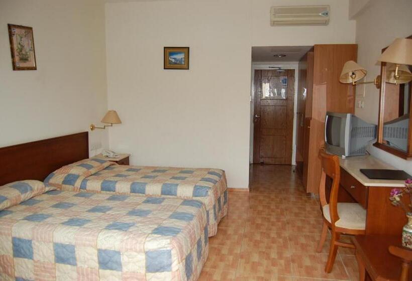 חדר סטנדרט לשלושה, M. Moniatis