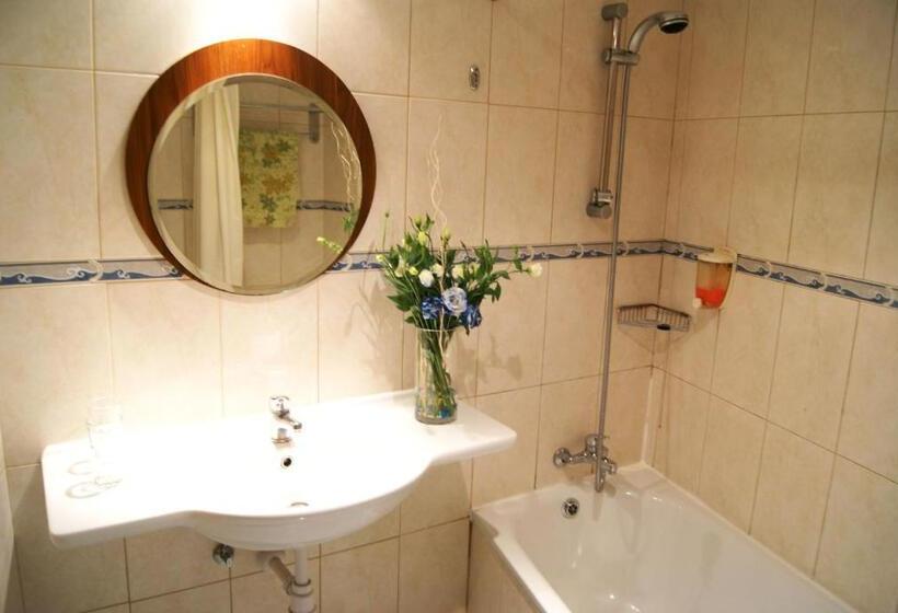 חדר משפחתי, M. Moniatis