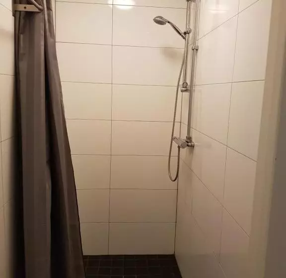 اتاق استاندارد با سرویس بهداشتی مشترک, Vandrarhem Uppsala Centralstation