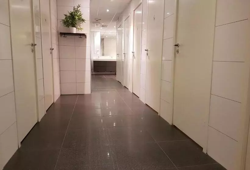 اتاق استاندارد سه تخته با سرویس بهداشتی مشترک, Vandrarhem Uppsala Centralstation