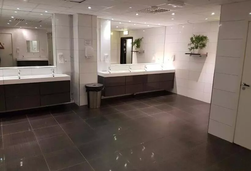 اتاق استاندارد چهارنفره با سرویس بهداشتی مشترک, Vandrarhem Uppsala Centralstation