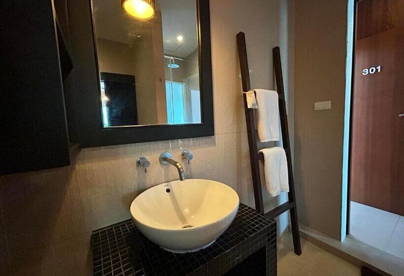 سوییت جونیور, Benyada Lodge   Surin Beach