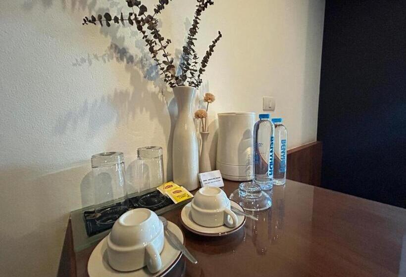 سوییت جونیور, Benyada Lodge Surin Beach