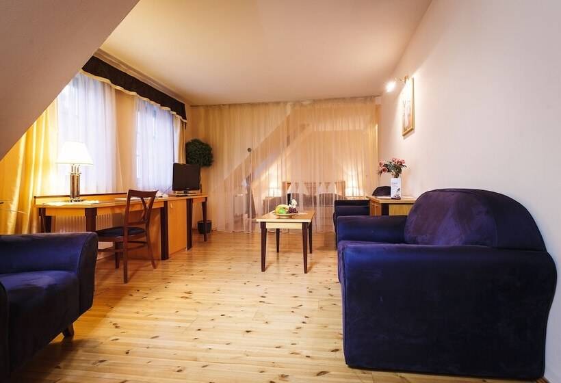 Номер Deluxe, Maltezský Kříž