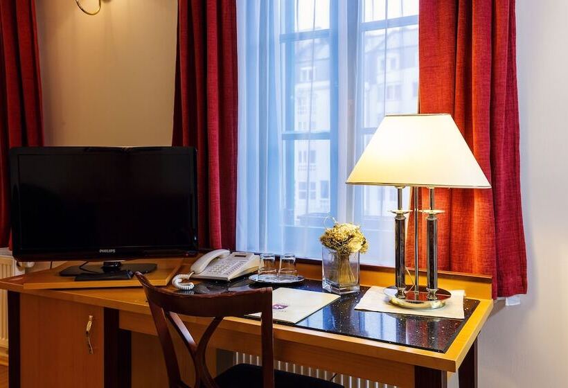 Номер Deluxe, Maltezský Kříž