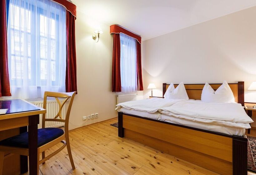 Номер Deluxe, Maltezský Kříž