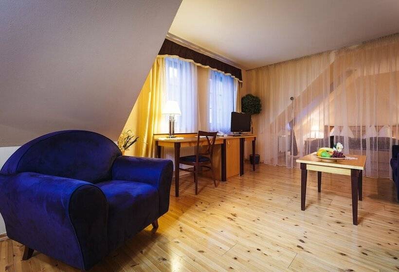 Номер Deluxe, Maltezský Kříž