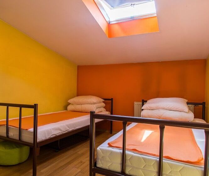 Кровать в Многоместном Номере с Общей Ванной, Let S Rock Party Hostel! Age Limit From 18 Until 40!