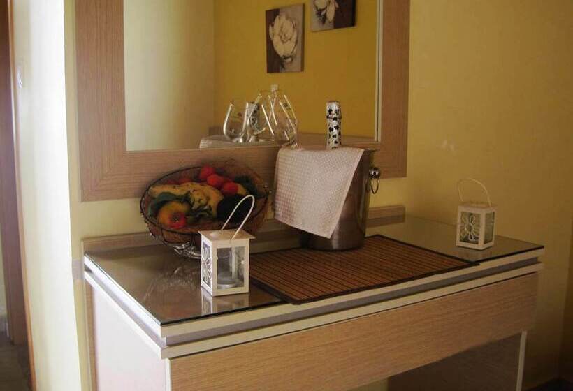 استودیوی استاندارد, Sunshine Hotel Lardos