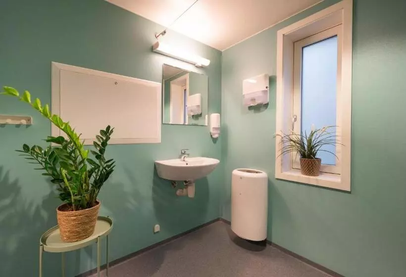 اتاق استاندارد چهارنفره با سرویس بهداشتی مشترک, Rumi Hostel
