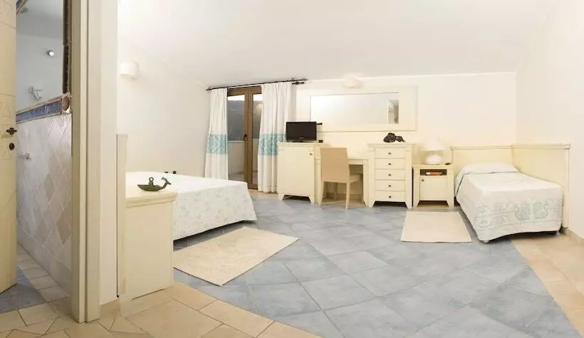 Standard Kolmen Hengen Huone, Baja Romantica