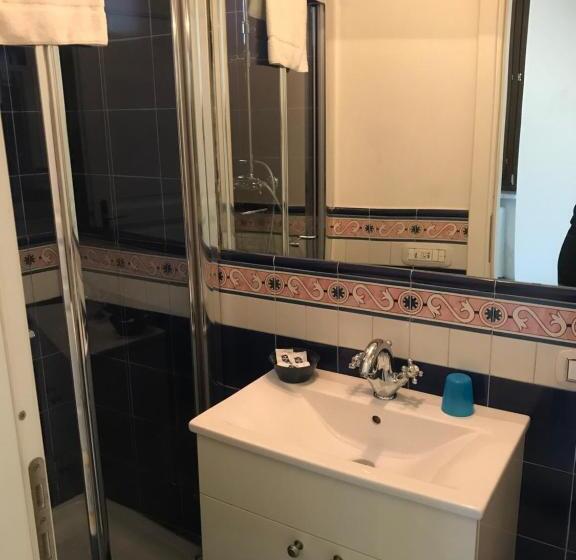 标准单人间, Croce Di Amalfi